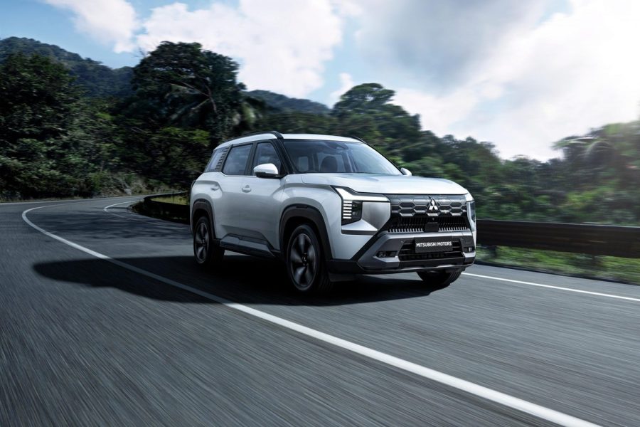 Mitsubishi Destinator màu trắng vận hành trên cung đường cong ven rừng